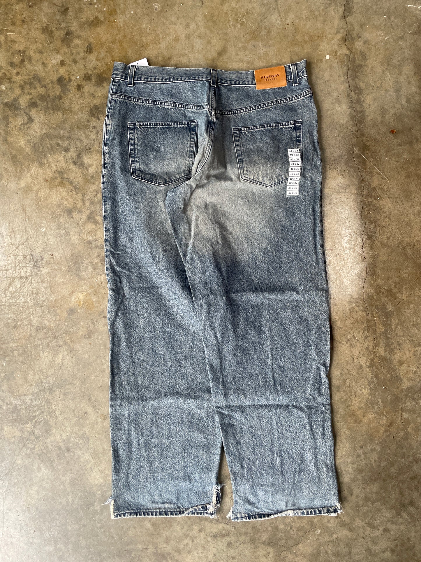 Retro History Light Wash Bee Graphic Jeans (W40 L32)