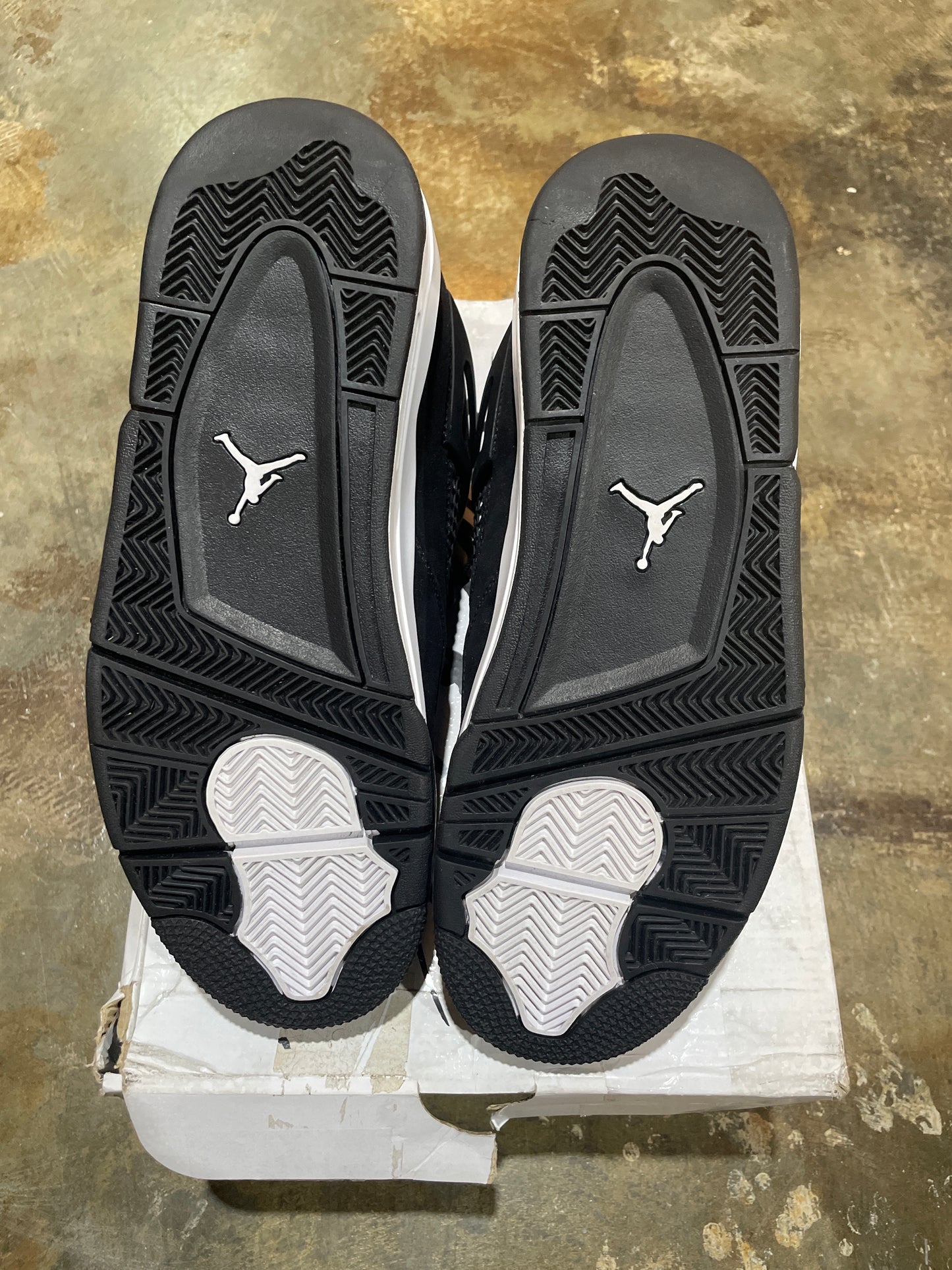 Jordan 4 White Thunder