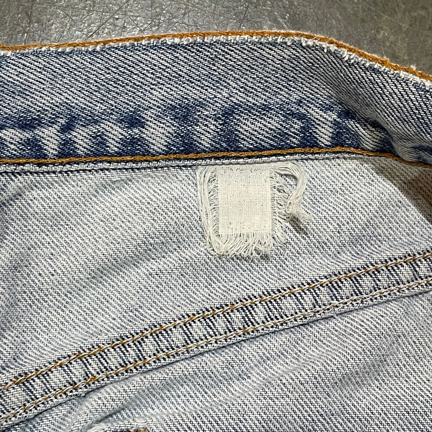 1990s Levis Light Wash Distressed Jeans (34x30)