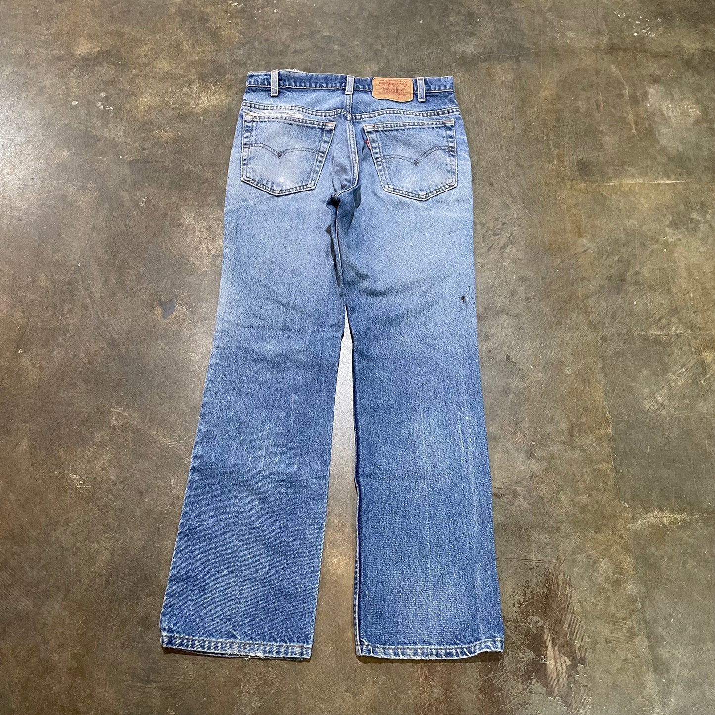 Distressed Levis 51717